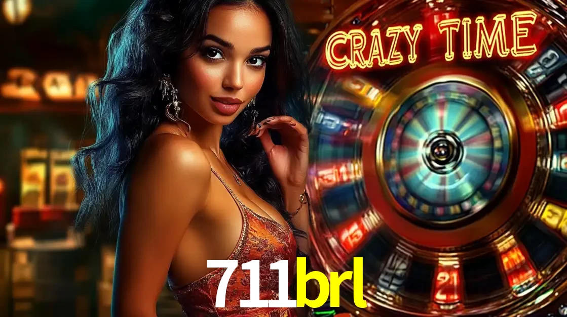 Mulher elegante ao lado da vibrante roda da fortuna do jogo de cassino ao vivo Crazy Time, um dos game shows mais populares e cheios de prêmios do 711brl.